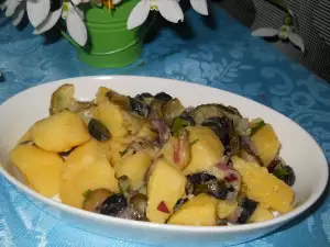 Ensalada de patatas con pepinillos y aceitunas