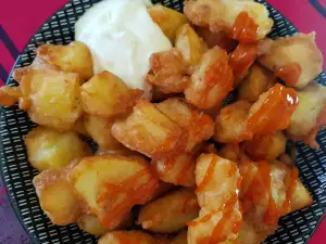 Cartofi Bravas în tempura