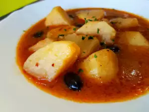 Stoofpot met gedroogde paprika en olijven