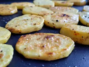 Aardappelschijfjes van de grillplaat