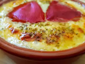 Queso al horno con pimientos del piquillo y orégano