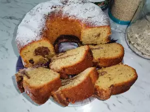 Kuchen mit Walnüssen und frischer Milch