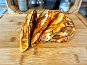 Quesadilla met aardappelen en gele kaas