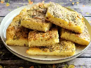 Focaccia keto cu mozzarella și cremă de brânză