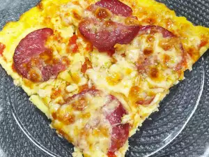 Keto pizza met spek en gele kaas