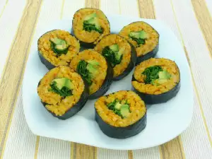 Veggie gouden kimbap met avocado en spinazie