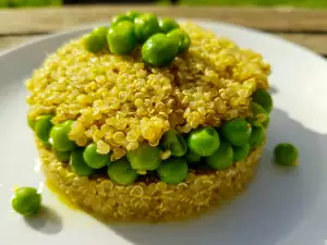 Salat mit Quinoa und Erbsen mit Mandelpesto