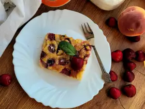 Traditioneller Clafoutis mit Früchten