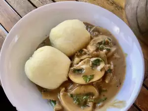 Knödel mit Pilzsoße