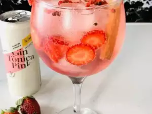 Cóctel de ginebra rosa y fresas