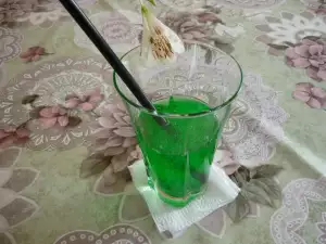 Erfrischender Cocktail aus Minze und Sprite