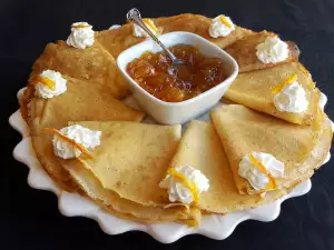 Pfannkuchen mit Sprudelwasser und frischer Milch