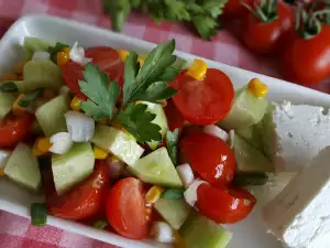 Salata sa krastavcima, paradajzom i kukuruzom