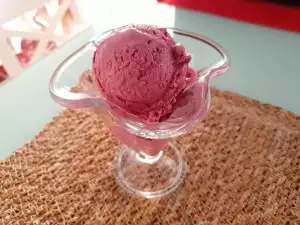 Eiscreme mit Kirschen