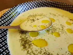 Erbsencremesuppe mit Joghurt