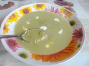 Crema de guisantes con nata y patatas