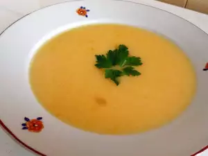 Cremesuppe aus Kartoffeln, Karotten und Sellerie