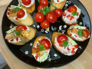 Crostini mit Lachs, Frischkäse und Cherrytomaten