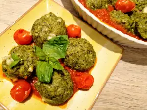 Frikadellen aus Spinat und trockenem Brot mit Tomatenragout