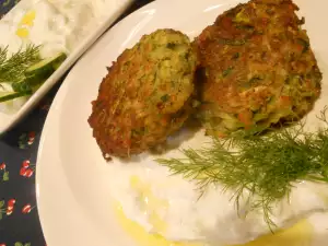 Tortitas de calabacín con guarnición de tzatziki