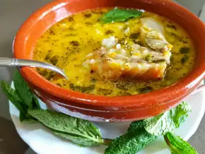 Suppe mit Lammrippchen und frischer grüner Minze