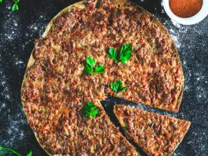 Turkse pizza van lavash (Lahmacun)