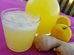 Agua aromática de limón, manzana, jengibre y apio