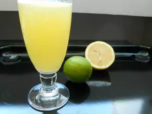 Limonada con naranjas, lima y menta