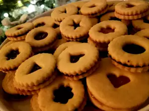 Traditionele linzer koekjes met marmelade