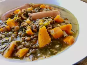 Deutsche Linsensuppe mit Würstchen