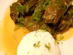 Sarma de hojas de parra en olla a presión