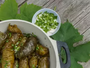 Deliciosos rollitos de hojas de parra con arroz