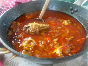 Guiso de cebolla con alitas de pollo