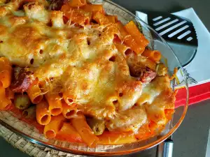 Macarrones con chorizo y tomate al horno