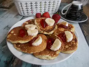 Pfannkuchen mit Kokosmehl und frischer Milch