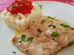 Im Ofen gebackener Seehecht mit Tomatensoße und Reis