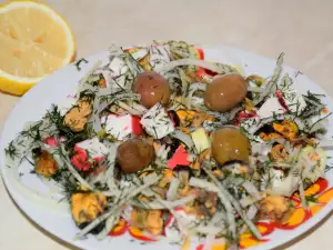 Ensalada sencilla de mejillones con palitos de cangrejo