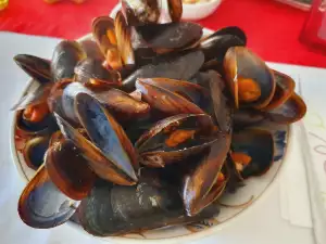 Mussels with White Wine and Garlic