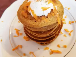 Gesunde Pfannkuchen mit Apfel und Karotte