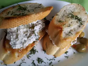 Mini Sandwiches mit Oliven und Käse