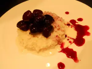 Postre de arroz con leche y cerezas