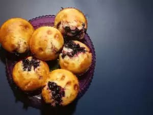 Mini Cupcakes mit weißer Schokolade und Heidelbeermarmelade