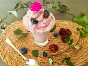 Mousse de vanilie cu fructe de pădure