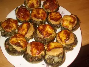 Грибы с начинкой из мясного фарша