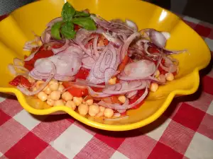 Salade met kikkererwten, geroosterde paprika en ui