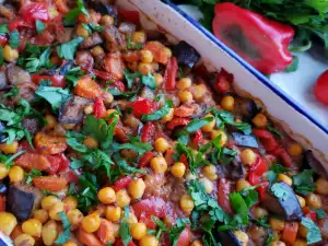 Garbanzos con berenjenas, pimientos y tomates