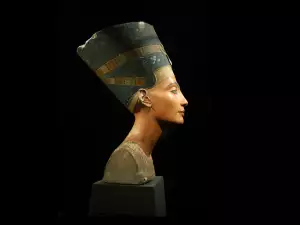 Nefertiti, disastrous end or new beginning?