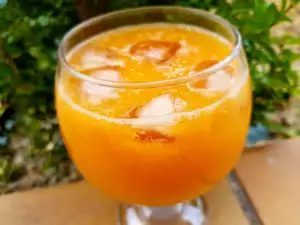 Nectar de mango, căpșuni și banane, făcut în casă