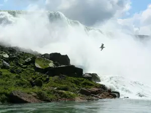 Прочетете красивата легенда за Ниагарския водопад