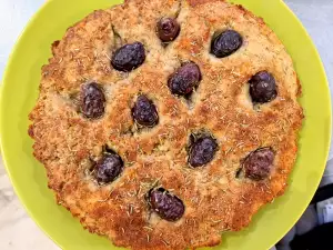 Focaccia cu conținut scăzut de carbohidrați, cu măsline și rozmarin